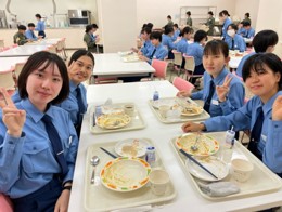 学生食堂での食事風景(看護学科)