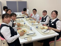 学生食堂での食事風景(看護学科)