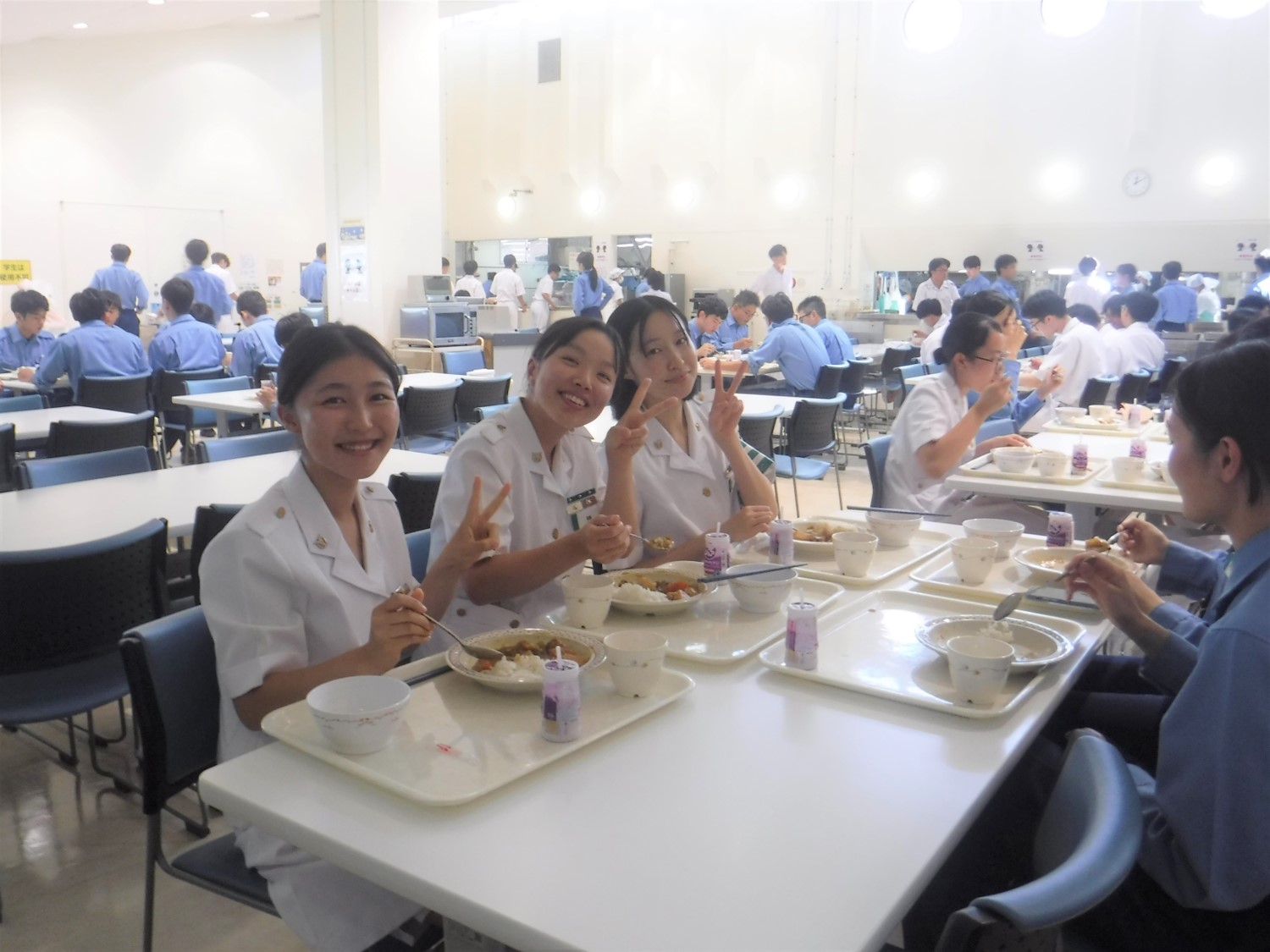 学生食堂での食事風景(医学科)