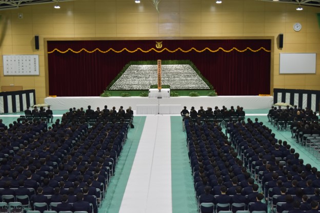 正面に祭壇その後ろに参列者多数