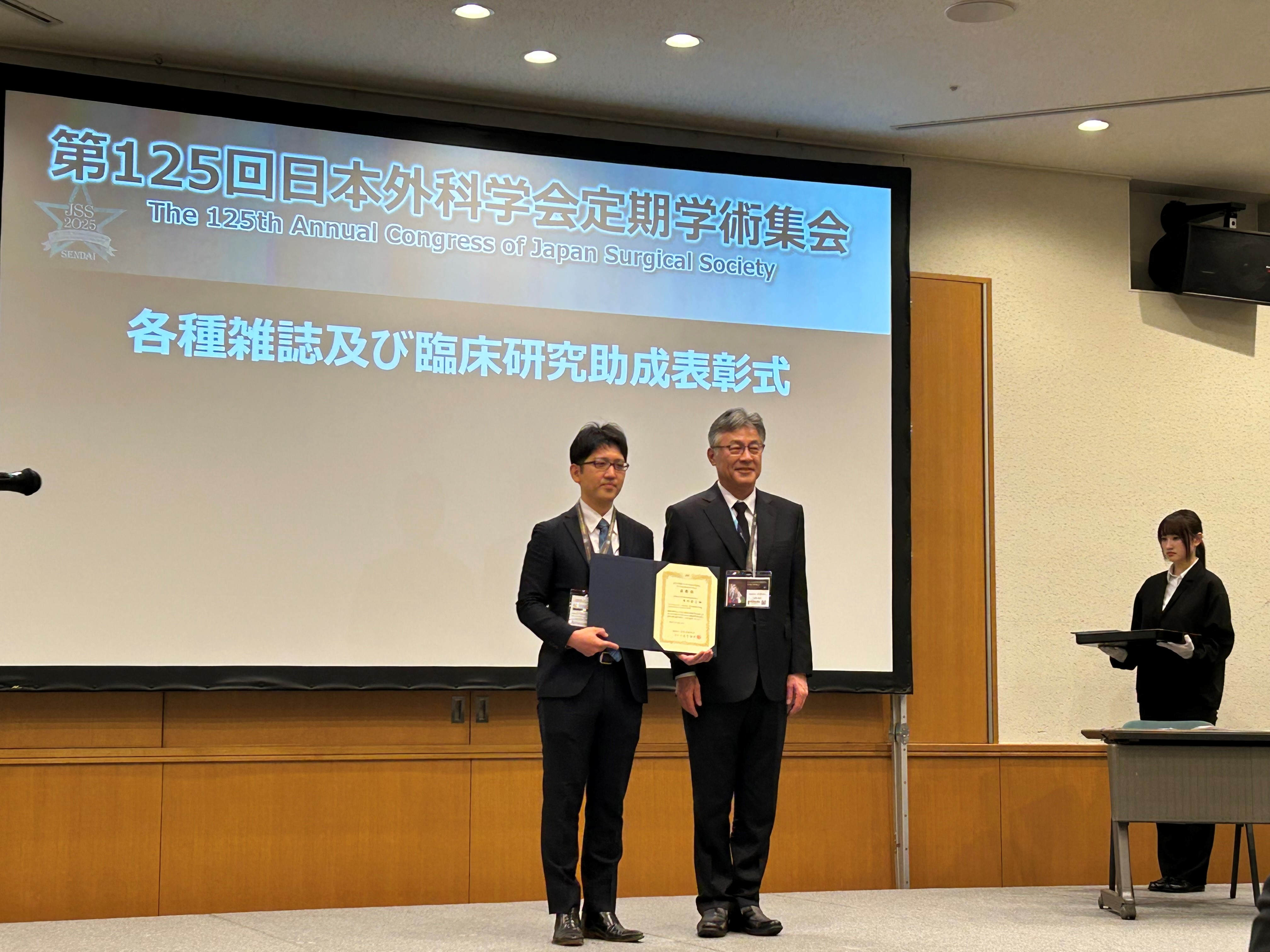 日本外科学会武冨紹信理事長(右)と田代恵太研究科学生