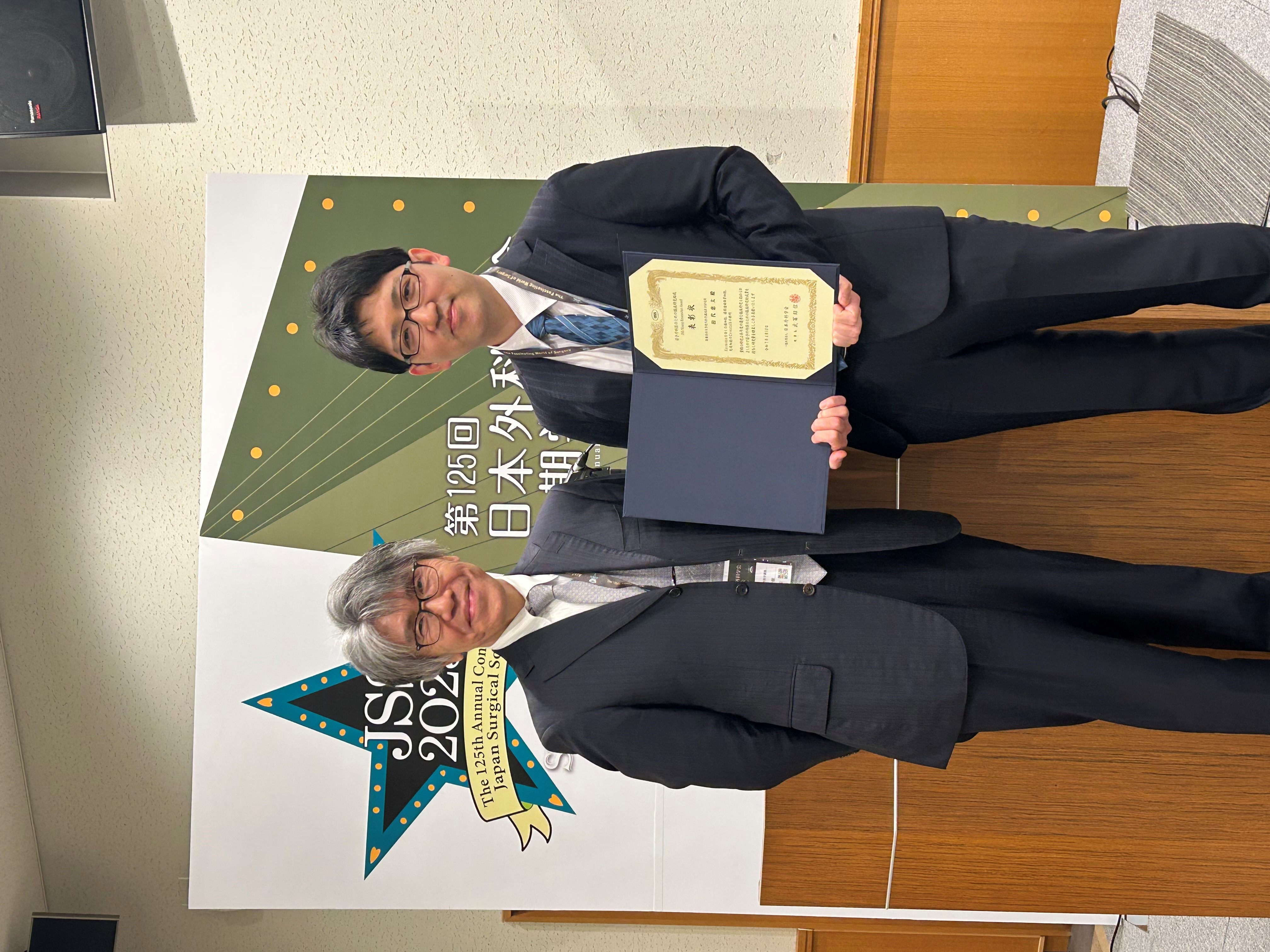 外科学講座 上野秀樹教授(左)と田代恵太研究科学生