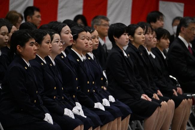 真剣な眼差しの入校生たち