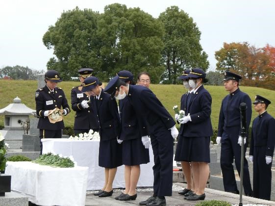 所沢聖地霊園での献花