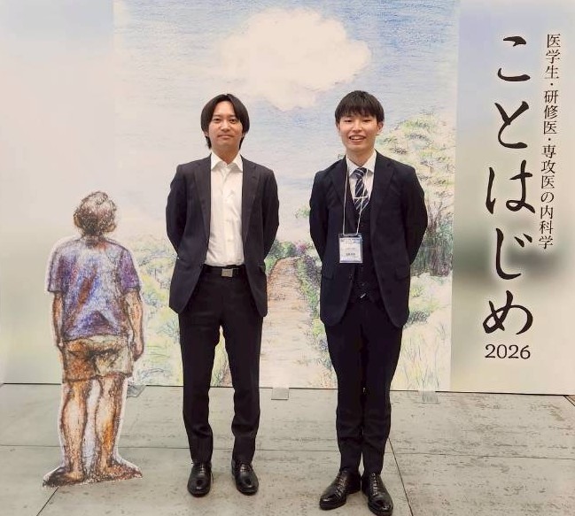 高橋1 等空尉(右)と指導医の小川卓範講師(左) 