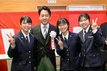 小泉防衛大臣と卒業生との一枚