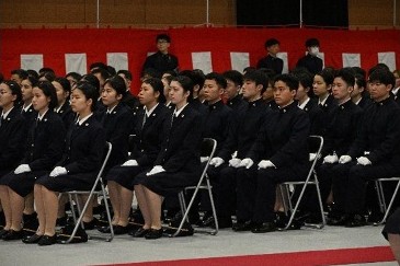 真剣な眼差しの入校生たち